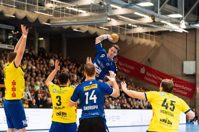 Sport Themen der Woche KW52 Wurf Mex Raguse (VfL Luebeck-Schwartau 9) VfL Luebeck-Schwartau vs. HC Empor Rostock, Handball, 2. Bundesliga, Spieltag 18, Saison 2022 2023, 26.12.2022 -Pressefoto Marcel von Fehrn VfL Luebeck-Schwartau vs. HC Empor Rostock, Handball, 2. Bundesliga, Spieltag 18, Saison 2022 2023, 26.12.2022 Luebeck *** Throw Mex Raguse VfL Luebeck Schwartau 9 VfL Luebeck Schwartau vs HC Empor Rostock, Handball, 2 Bundesliga, Matchday 18, Season 2022 2023, 26 12 2022 Press photo Marcel von Fehrn VfL Luebeck Schwartau vs HC Empor Rostock, Handball, 2 Bundesliga, Matchday 18, Season 2022 2023, 26 12 2022 Luebeck Copyright: xEibnerxPressefoto MarcelxvonxFehrnx EP_EER