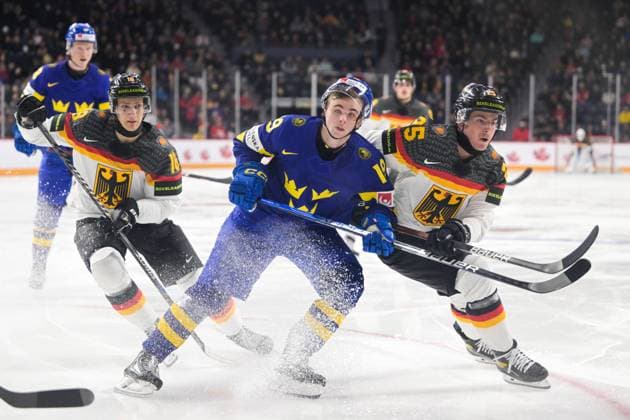 Bilder des Jahres 2022, Sport 12 Dezember Sport Themen der Woche KW52 Sport Bilder des Tages 221227 Isak RosÃ n of Sweden against Julian Lutz and Robin van Calster of Germany during the 2023 IIHF World Junior Championship game between Germany and Sweden on December 27, 2022 in Halifax. Photo: Simon Hastegard BILDBYRAN kod SH SH0386 ishockey Ice hockey, Eishockey jvm junior-vm u20 2023 iihf world junior championship world juniors tyskland germany sverige sweden bbeng *** 221227 Isak RosÃ n of Sweden against Julian Lutz and Robin van Calster of Germany during the 2023 IIHF World Junior Championship game between Germany and Sweden on December 27, 2022 in Halifax Photo Simon Hastegard BILDBYRAN kod SH SH0386 ishockey ice hockey jvm junior vm u20 2023 iihf world junior championship world juniors tyskland germany sverige sweden bbeng,  Copyright: SIMONxHASTEGARD BB221227SH037