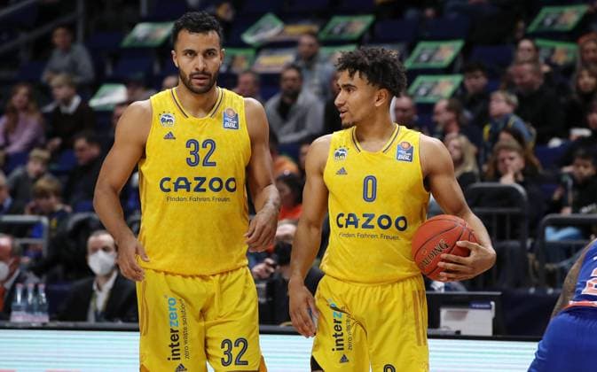 Johannes Thiemann, Maodo Lo redend Aktion Oberkoerper Oberkörper Basketball BBL Bundesliga Herren Saison 2022 2023 27.12.2022 ALBA Berlin vs. Syntainics MBS Weißenfels