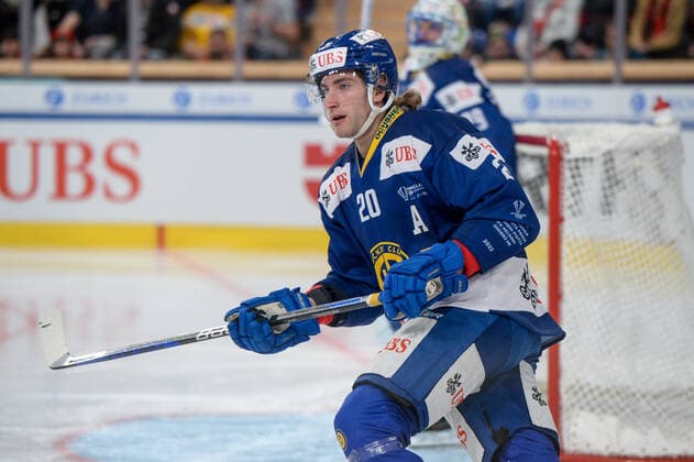 27.12.2022, Davos, Eisstadion Davos, Spengler Cup: HC Davos - Team Canada, Michael Fora of Davos Davos Eisstadion Davos Graubünden Switzerland Copyright: xJustPictures.ch AndreaxBrancax