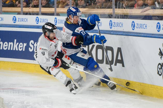 27.12.2022, Davos, Eisstadion Davos, Spengler Cup: HC Davos - Team Canada, Magnus Nygren of Davos against David Desharnais of Team Canada Davos Eisstadion Davos Graubünden Switzerland Copyright: xJustPictures.ch AndreaxBrancax