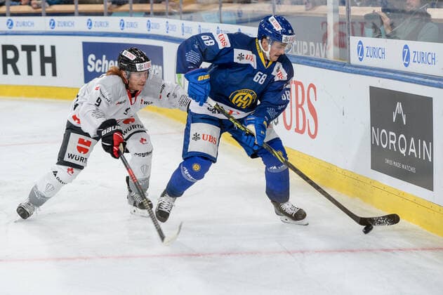 27.12.2022, Davos, Eisstadion Davos, Spengler Cup: HC Davos - Team Canada, Marc Michaelis of Davos against Cody Eakin of Team Canada Davos Eisstadion Davos Graubünden Switzerland Copyright: xJustPictures.ch AndreaxBrancax