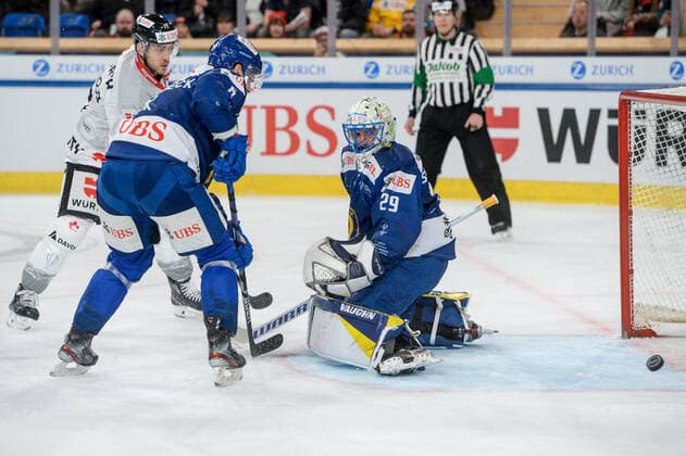 27.12.2022, Davos, Eisstadion Davos, Spengler Cup: HC Davos - Team Canada, goalkeeper Sandro Aeschlimann of Davos Davos Eisstadion Davos Graubünden Switzerland Copyright: xJustPictures.ch AndreaxBrancax