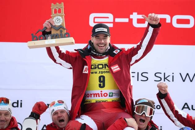 Bilder des Jahres 2022, Sport 12 Dezember Sport Themen der Woche KW52 Sport Bilder des Tages ALPINE SKIING - FIS WC Bormio BORMIO,ITALY,28.DEC.22 - ALPINE SKIING - FIS World Cup, downhill, men, award ceremony. Image shows the rejoicing of Vincent Kriechmayr (AUT). keywords: trophy.  GEPAxpictures xMathiasxMandl