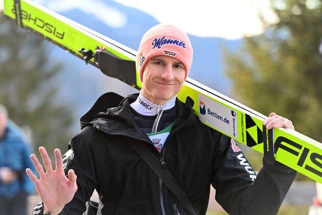 Sport Themen der Woche KW52 Sport Bilder des Tages Karl GEIGER (GER) schultert seine Skier, Gestik,lacht,lachen,lachend,optimistisch,gutgelaunt, Aktion,Einzelbild,angeschnittenes Einzelmotiv,Halbfigur,halbe Figur.. Skispringen,71.Internationale Vierschanzentournee 2022 23, Auftaktspringen in Oberstdorf, Qualifikation am 28.12.2022. AUDI ARENA . *** Karl GEIGER GER shouldering his skis, gesture,laughing,laughing,optimistic,good mood,action,single image,cropped single image,half figure,half figure ski jumping,71 International Four Hills Tournament 2022 23, opening jumping in Oberstdorf, qualification on 28 12 2022 AUDI ARENA