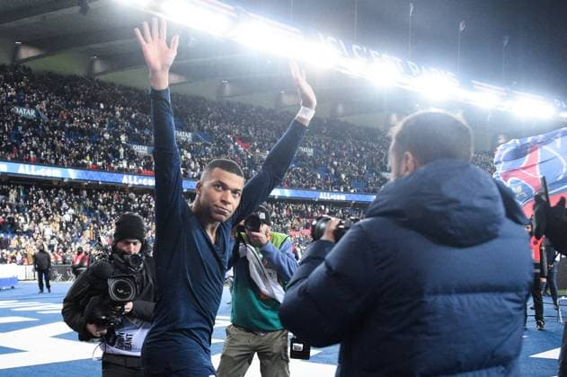 Sport Bilder des Tages Joie des joueurs du PSG en fin de match apres sa victoire - Kylian MBAPPE ( 7 - PSG ) - FOOTBALL : PSG vs Strasbourg - Ligue 1 - 29 12 2022 FedericoPestellini Panoramic 
