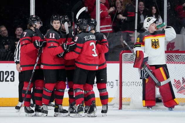 Sport Bilder des Tages Eishockey, U20 WM, Kanada - Deutschland December 28, 2022, Halifax, NS, Canada: Canada™s Dylan Guenther, second from left, celebrates his goal with teammates in front of Germany goaltender Simon Wolf during first period IIHF World Junior Hockey Championship action in Halifax on Wednesday, December 28, 2022. Dylan Guenther, Simon Wolf - ZUMAc35_ 20221228_zaf_c35_034 Copyright: xDarrenxCalabresex
