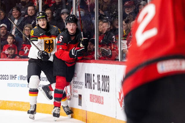 Eishockey, U20 WM, Kanada - Deutschland 221228 Eric Hördler of Germany and Brandt Clarke of Canada during the 2023 IIHF World Junior Championship game between Canada and Germany on December 28, 2022 in Halifax. Photo: Simon Hastegard BILDBYRAN kod SH SH0389 ishockey Ice hockey, Eishockey jvm junior-vm u20 2023 iihf world junior championship world juniors canada kanada tyskland germany bbeng Copyright: SIMONxHASTEGARD BB221228SH092