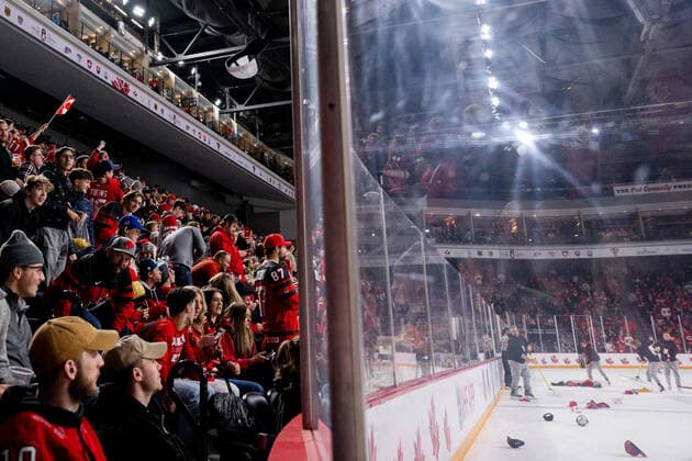 Eishockey, U20 WM, Kanada - Deutschland 221228 Fans of Canada celebrate the 5-1 goal by Connor Bedard , not pictured, during the 2023 IIHF World Junior Championship game between Canada and Germany on December 28, 2022 in Halifax. Photo: Simon Hastegard BILDBYRAN kod SH SH0389 ishockey Ice hockey, Eishockey jvm junior-vm u20 2023 iihf world junior championship world juniors canada kanada tyskland germany bbeng publik hattrick Copyright: SIMONxHASTEGARD BB221228SH106