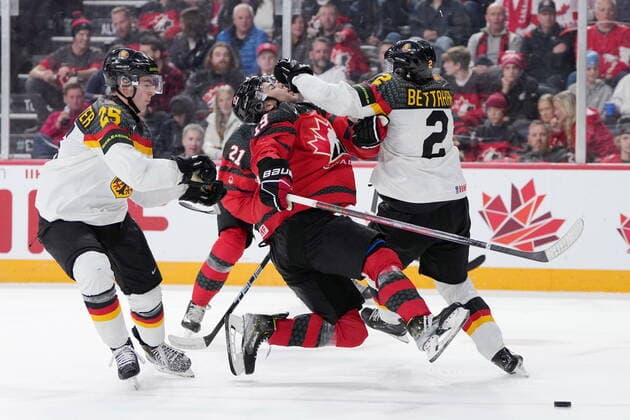 Sport Bilder des Tages Eishockey, U20 WM, Kanada - Deutschland December 28, 2022, Halifax, NS, Canada: Canada™s Adam Fantilli, centre, is hit by Germany™s Rayan Bettahar during second period IIHF World Junior Hockey Championship action in Halifax on Wednesday, December 28, 2022. Adam Fantilli - ZUMAc35_ 20221228_zaf_c35_044 Copyright: xDarrenxCalabresex