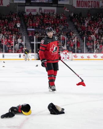Eishockey, U20 WM, Kanada - Deutschland December 28, 2022, Halifax, NS, Canada: Canada™s Shane Wright picks up a hat with his stick following teammate Connor Bedard™s third goal during second period IIHF World Junior Hockey Championship action against Germany in Halifax on Wednesday, December 28, 2022. Connor Bedard, Shane Wright  - ZUMAc35_ 20221228_zaf_c35_057 Copyright: xDarrenxCalabresex