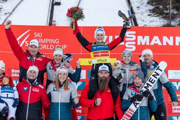 Bilder des Jahres 2022, Sport 12 Dezember Sport Themen der Woche KW52 Sport Bilder des Tages Ski jumping, Skispringen, Ski, nordisch - FIS WC Villach VILLACH,AUSTRIA,29.DEC.22 - NORDIC SKIING, SKI JUMPING - FIS World Cup, Silvester Tournament, ladies, normal hill. Image shows the rejoicing of Eva Pinkelnig (AUT) with team Austria. Keywords: trophy.  GEPAxpictures xMaticxKlansek