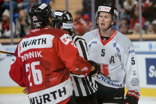 29.12.2022, Davos, Eisstadion Davos, Spengler Cup: Orebro HK - Team Canada, Gustav Backstrom of Örebro HK against Daniel Winnik of Team Canada Davos Eisstadion Davos Graubünden Switzerland Copyright: xJustPictures.ch AndreaxBrancax