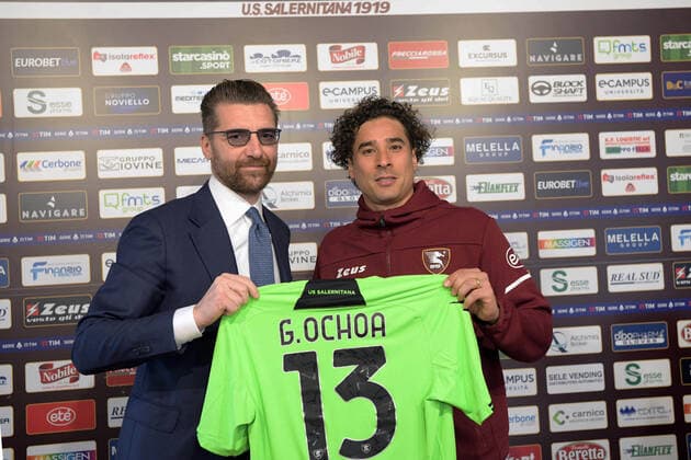 Sport Themen der Woche KW52 Sport Bilder des Tages SALERNO, ITALY - DECEMBER 29: Guillermo Ochoa and d.s. De Sanctis of US Salernitana 1919 during the press conference, PK, Pressekonferenz of presentation on December 29, 2022 in Salerno, Italy Copyright: xFotoagenziax