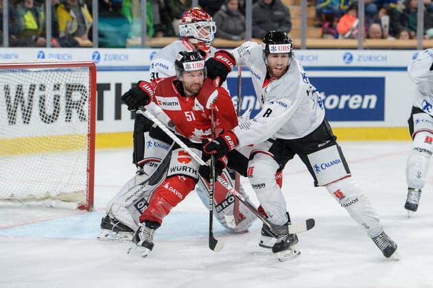 29.12.2022, Davos, Eisstadion Davos, Spengler Cup: Orebro HK - Team Canada, David Desharnais of Team Canada against Quinton Howden of Örebro HK Davos Eisstadion Davos Graubünden Switzerland Copyright: xJustPictures.ch AndreaxBrancax
