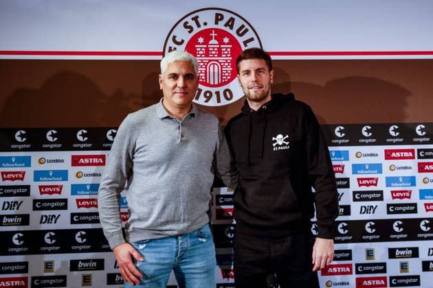 Sport Themen der Woche KW52 Sport Bilder des Tages Sportdirektor Andreas Bornemann Vorstellung des Cheftrainers Fabian Hürzeler ( Pauli ) Deutschland , Hamburg , Millerntorstadion , Fussball , 2. Fussball Bundesliga , Pressekonferenz des FC St Pauli *** Sports Director Andreas Bornemann Presentation of the Head Coach Fabian Hürzeler Pauli Germany , Hamburg , Millerntorstadion , Football , 2 Football Bundesliga , Press Conference of FC St Pauli