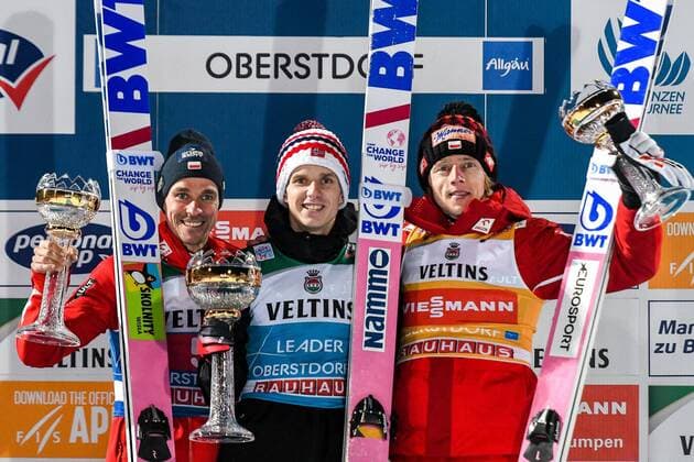 Sport Themen der Woche KW52 Sport Bilder des Tages GER, 71. Vierschanzentournee 29.12.2022, WM Skisprung Arena, Oberstdorf, GER, 71. Vierschanzentournee, im Bild Siegerehrung, Piotr Zyla (POL, 5), Halvor Egner Granerud (NOR, 1), Dawid Kubacki (POL, 2) *** GER, 71 Four Hills Tournament 29 12 2022, World Cup Ski Jumping Arena, Oberstdorf, GER, 71 Four Hills Tournament, in picture award ceremony, Piotr Zyla POL, 5 , Halvor Egner Granerud NOR, 1 , Dawid Kubacki POL, 2 nordphotoxGmbHx xHafner nph00200