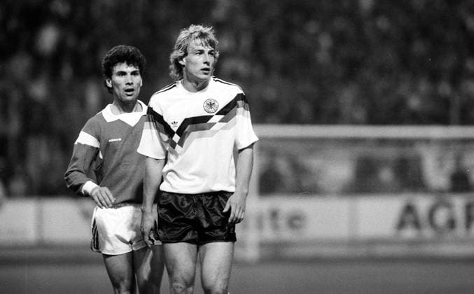 27.04.88 Deutschland - Schweiz Deutschland, Kaiserslautern, 27.04.1988, Fussball, Länderspiel, DFB Deutschland - Schweiz (1:0): v.l. Thomas Tschuppert (Schweiz), Jürgen Klinsmann (Deutschland).