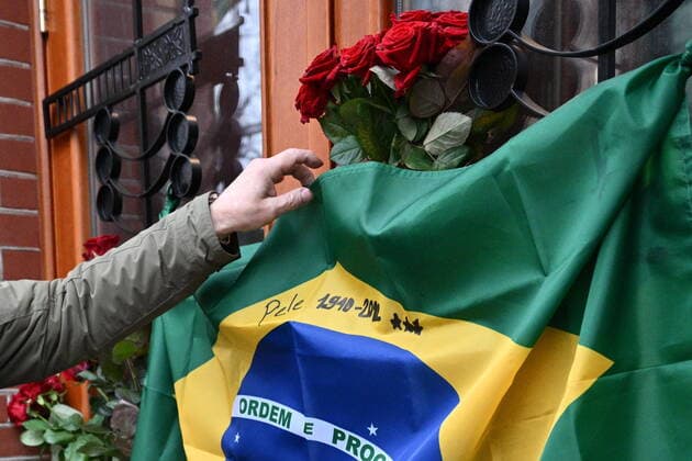Sport Themen der Woche KW52 Sport Bilder des Tages Russia Pele Commemoration 8349880 30.12.2022 A view shows flowers and a flag on the Brazilian Embassy doors in memory of Brazilian footballer Pele, in Moscow, Russia. 82-year-old Brazilian footballer Pele died on December 29, 2022. Ramil Sitdikov Sputnik Moscow Russia  Copyright: xRamilxSitdikovx