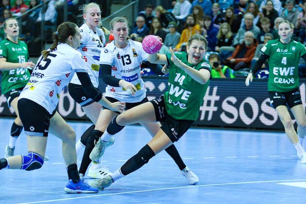 Sport Themen der Woche KW52 Sport Bilder des Tages v.li.: Marie Steffen (VfL Oldenburg, 14) am Ball, Spielszene, Aktion, Action, 30.12.2022, Oldenburg (Deutschland), Handball, Bundesliga Frauen, VfL Oldenburg - VfL Waiblingen Tigers *** v li Marie Steffen VfL Oldenburg, 14 on the ball, game scene, action, action, 30 12 2022, Oldenburg Germany , Handball, Bundesliga Women, VfL Oldenburg VfL Waiblingen Tigers xobx