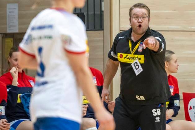 Halle, Deutschland 30. Dezember 2022: 1.HBL - Frauen - 2022 2023 - SV Union Halle-Neustadt Wildcats vs. Blomberg Lippe Trainer Steffen Birkner (Blomberg) gestikuliert auf dem Spielfeld. SWH.arena Sachsen-Anhalt Copyright: xFotostandx xBallaschx