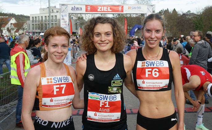 Sport Themen der Woche KW52 Sport Bilder des Tages Bietigheim , Silvesterlauf Bietigheim , von links: Eva Dieterich ( Platz2 ) Alina reh ( Siegerin ) Esther Jacobitz ( Platz3 ) *** Bietigheim , New Years Eve run Bietigheim , from left Eva Dieterich place2 Alina reh winner Esther Jacobitz place3