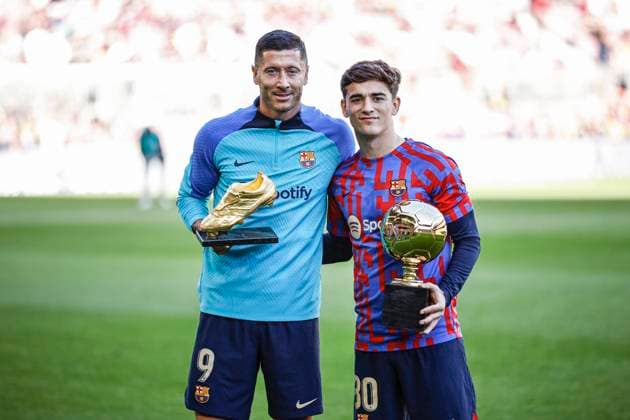 Sport Themen der Woche KW52 Sport Bilder des Tages FC Barcelona, Barca V RCD Espanyol - La Liga Lewandowski with the Ballon d™Or and Gavi with the Golden Boy trophies during the La Liga match between FC Barcelona v RCD Espanyol at Spotify Camp Nou Stadium in Barcelona, Spain, on December 31st, 2022. Barcelona Barcelona Spain  Copyright: xGongorax originalFilename:bonilla-fcbarcel221231_npk1P.jpg