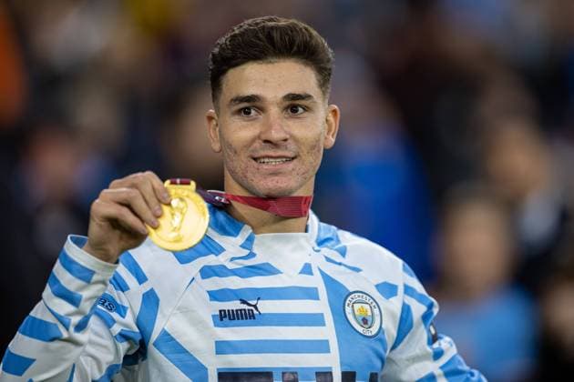 Sport Themen der Woche KW52 Sport Bilder des Tages Football - FA Premier League - Manchester City FC v Everton FC MANCHESTER, ENGLAND - Saturday, December 31, 2022: Manchester City s Julian Alvarez shows off his gold medal from winning the FIFA World Cup, WM, Weltmeisterschaft, Fussball 2022 Qatar with his national side Argentina before the FA Premier League match between Manchester City FC and Everton FC at the City of Manchester Stadium. MANCHESTER City of Manchester Stadium GREATER MANCHESTER ENGLAND  Copyright: xDavidxRawcliffex P2022-12-31-Man_City_Everton-91