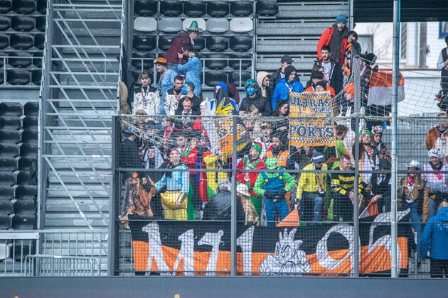 Supporters du FC Lorient - Ambiance FOOTBALL : Angers SCO vs FC Lorient - Ligue 1 - Journee 17 - 01 01 2023 BaptisteAutissier Panoramic 
