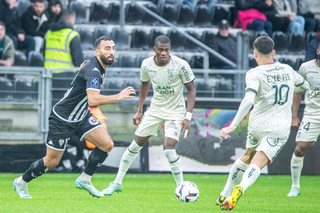 Dango Ouattara (FC Lorient) Himad Abdelli (ANGERS SCO) FOOTBALL : Angers SCO vs FC Lorient - Ligue 1 - Journee 17 - 01 01 2023 BaptisteAutissier Panoramic 