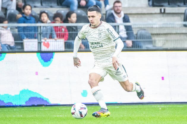 Enzo Le FÃ e (FC Lorient) FOOTBALL : Angers SCO vs FC Lorient - Ligue 1 - Journee 17 - 01 01 2023 BaptisteAutissier Panoramic 