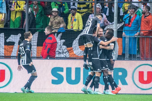 Joie des joueurs du Angers SCO aprÃ s le but de Abdallah Sima (ANGERS SCO) FOOTBALL : Angers SCO vs FC Lorient - Ligue 1 - Journee 17 - 01 01 2023 BaptisteAutissier Panoramic 