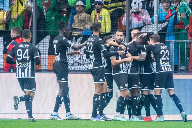Joie des joueurs du Angers SCO aprÃ s le but de Abdallah Sima (ANGERS SCO) FOOTBALL : Angers SCO vs FC Lorient - Ligue 1 - Journee 17 - 01 01 2023 BaptisteAutissier Panoramic 