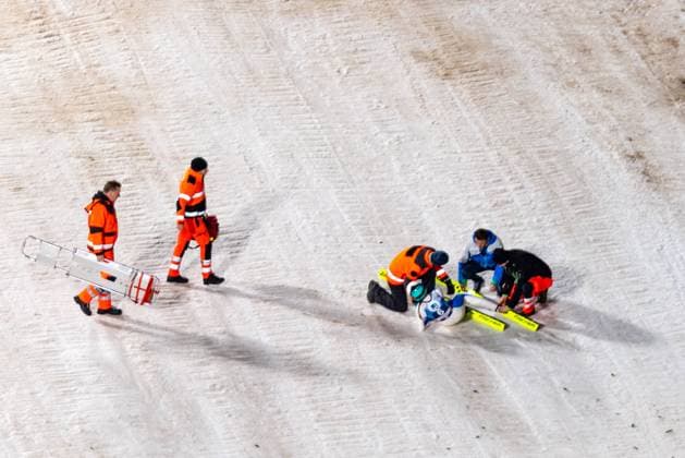 Bilder des Jahres 2023, Sport 01 Januar Sport Themen der Woche KW52 Sport Bilder des Tages Ski jumping, Skispringen, Ski, nordisch - FIS WC Ljubno LJUBNO,SLOVENIA,01.JAN.23 - NORDIC SKIING, SKI JUMPING - FIS World Cup, Silvester Tournament, ladies, normal hill. Image shows Ursa Bogataj (SLO) and medics.  GEPAxpictures xMaticxKlansek