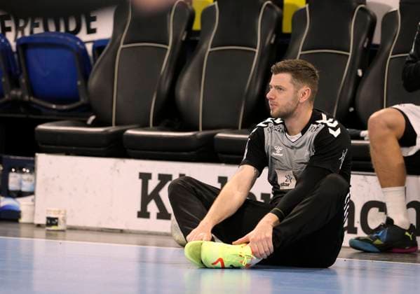 Foto : Niclas Ekberg (Kiel) beim stretching vor dem Anpfiff Handball Herren Mo. 26.12.2022 THW Kiel - GWD Minden 36 - 29