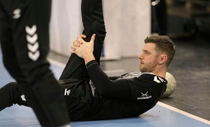 Foto : Niclas Ekberg (Kiel) beim stretching vor dem Anpfiff Handball Herren Mo. 26.12.2022 THW Kiel - GWD Minden 36 - 29
