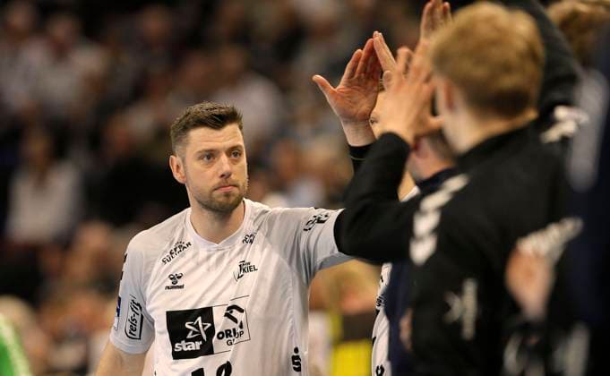 Foto : Niclas Ekberg (Kiel) jubelt mit den Ersatzspielern nach erfolgreich verwandeltem Siebenmeter Handball Herren Mo. 26.12.2022 THW Kiel - GWD Minden 36 - 29