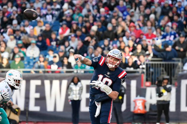 Jan 1, 2023; Foxborough, Massachusetts, USA; New England Patriots quarterback Mac Jones (10) throws a pass during the second half against the Miami Dolphins in Foxborough, Massachusetts. CSM Foxborough USA - ZUMAc04_ 20230101_zaf_c04_055 Copyright: xEricxCanhax