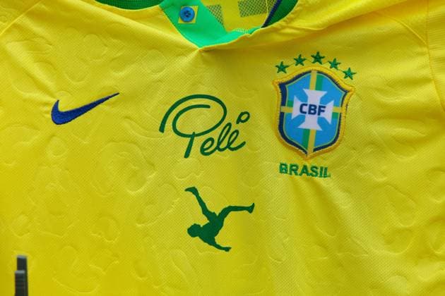 Sport Themen der Woche KW01 Sport Bilder des Tages Movimentação velório Pele SANTOS, SP - 02.01.2023: MOVIMENTAÇÃO VELÓRIO Pele - Movement of fans and supporters during the wake of the "King of Football" Pele" that takes place in Vila Bemiro this Monday (02) in the city of Santos-SP. (Photo: Marcio Ribeiro Fotoarena) x2315084x  MarcioxRibeiro