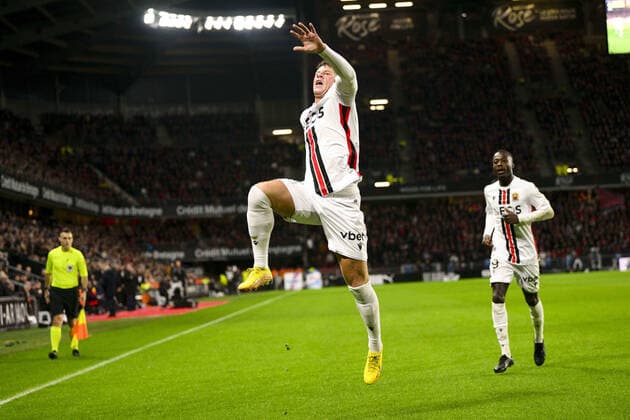 joie des joueurs de Nice apres le but de Ross Barkley (Nice) FOOTBALL : Rennes vs Nice - Ligue 1 Uber Eats - 02 01 2023 JBAutissier Panoramic 