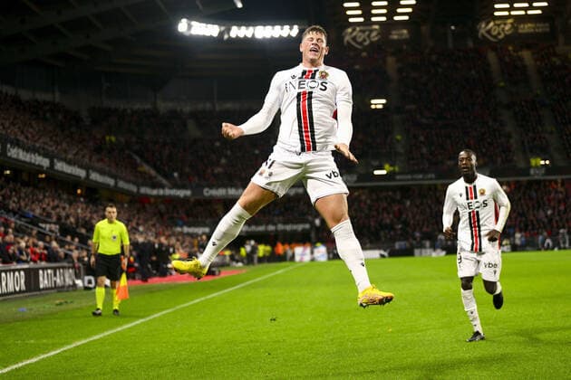 joie des joueurs de Nice apres le but de Ross Barkley (Nice) FOOTBALL : Rennes vs Nice - Ligue 1 Uber Eats - 02 01 2023 JBAutissier Panoramic 