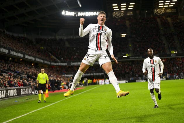 Sport Bilder des Tages joie des joueurs de Nice apres le but de Ross Barkley (Nice) FOOTBALL : Rennes vs Nice - Ligue 1 Uber Eats - 02 01 2023 JBAutissier Panoramic 