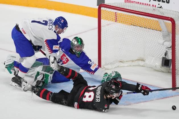 January 2, 2023, Halifax, NS, Canada: Canada s Caedan Bankier, right, stretches for a loose puck in front of Slovakia s goaltender Jan Korec, centre, and Simon Nemec during first period IIHF World Junior Hockey Championship quarterfinal action in Halifax, Monday, Jan. 2, 2023. Caedan Bankier, Jan Korec, Simon Nemec - ZUMAc35_ 20230102_zaf_c35_104 Copyright: xDarrenxCalabresex