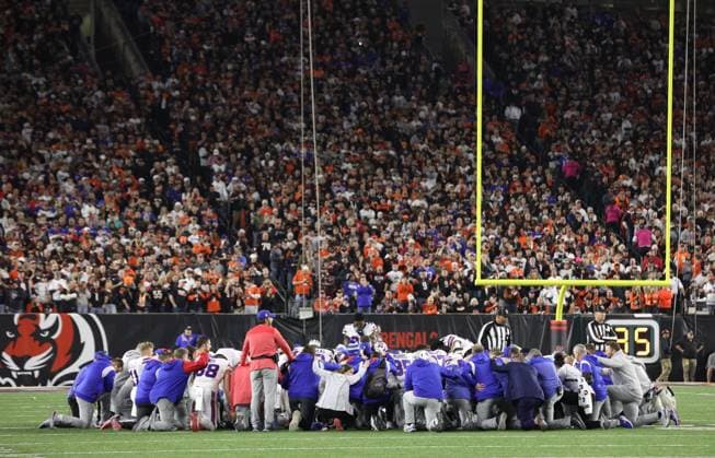 Sport Themen der Woche KW01 The Buffalo Bills pray on the field after Bills Damar Hamlin (3) was injured making a tackled against the Cincinnati Bengalsduring the first half of play at Paycor Stadium on Monday, January 2, 2023 in Louisville, Kentucky.  KYP202301001 JOHNxSOMMERSxII