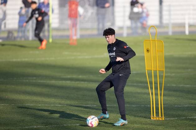 Training Eintracht Frankfurt Ignacio Ferri Nacho (Eintracht Frankfurt). Training von Eintracht Frankfurt am 3. Januar 2023 im Deutsche Bank Park in Frankfurt am Main. - Nach Vorgaben der DFL, Deutsche Fußball Liga, ist es untersagt, in dem Stadion und oder vom Spiel angefertigte Fotoaufnahmen in Form von Sequenzbildern und oder videoähnlichen Fotostrecken zu verwerten bzw. verwerten zu lassen., Frankfurt am Main Hessen Deutschland Deutsche Bank Park