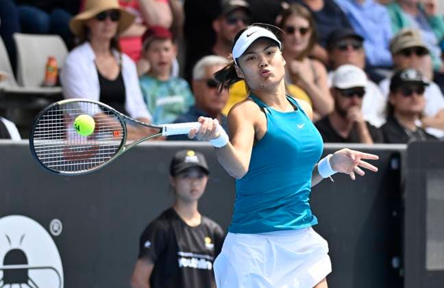 Sport Bilder des Tages 3rd January 2022: Auckland, New Zealand: Great Britain s Emma Raducanu during play on Day 2 of the women s ASB Classic at the ASB Tennis Arena,  ActionPlus12464269 AndrewxCornaga