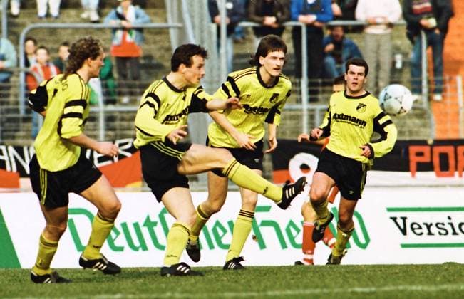 RECORD DATE NOT STATED Aus 2. Bl. Saison 1992 93 Hannover 96 - VfB Leipzig 1:1 am 13.03.1993. Im Foto: VFB Spieler *** From 2 Bl season 1992 93 Hannover 96 VfB Leipzig 1 1 on 13 03 1993 In photo VFB player