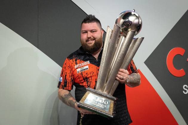 Sport Themen der Woche KW01 Sport Bilder des Tages Darts PDC World Darts Championship Michael Smith (Netherlands) celebrates, lifts the Sid Waddell trophy after winning the Final against Michael van Gerwen (Netherlands) (not in picture) during the PDC World Darts Championship Final at Alexandra Palace, London, United Kingdom on 3 January 2023. London Alexandra Palace London United Kingdom Editorial use only , Copyright: xIanxStephenx PSI-16523-0034