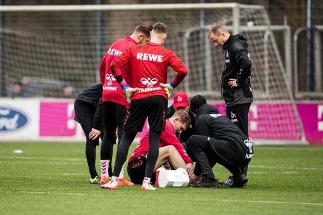 Sport Themen der Woche KW01 Sport Bilder des Tages Training 1. FC Koeln; 04.01.2023 Luca Kilian (1. FC Koeln, 15) muss nach Trainingsunfall auf dem Platz behandelt werden Training 1. FC Koeln; Geissbockheim, 04.01.2023 *** Training 1 FC Koeln 04 01 2023 Luca Kilian 1 FC Koeln, 15 must be treated on the pitch after training accident Training 1 FC Koeln Geissbockheim, 04 01 2023 Copyright: xBEAUTIFULxSPORTS Wunderlx