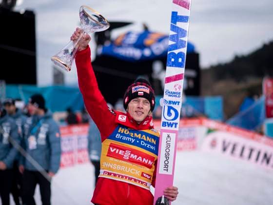 Sport Themen der Woche KW01 Sport Bilder des Tages Dawid Kubacki (Polen) jubelt mit Pokal ueber den Sieg, AUT, Bergiselspringen Vierschanzentournee Innsbruck, FIS Viessmann Weltcup Skispringen, Wettkampf Herren, 04.01.2023, Saison 2022 2023 AUT, Bergiselspringen Vierschanzentournee Innsbruck, FIS Viessmann Weltcup Skispringen, Wettkampf Herren, 04.01.2023, Saison 2022 2023 Innsbruck *** Dawid Kubacki Poland cheers with trophy over victory, AUT, Bergisel Jumping Four Hills Tournament Innsbruck, FIS Viessmann World Cup Ski Jumping, competition men, 04 01 2023, season 2022 2023 AUT, Bergisel Jumping Four Hills Tournament Innsbruck, FIS Viessmann World Cup Ski Jumping, competition men, 04 01 2023, season 2022 2023 Innsbruck Copyright: xEibner Memmlerx EP_MMR